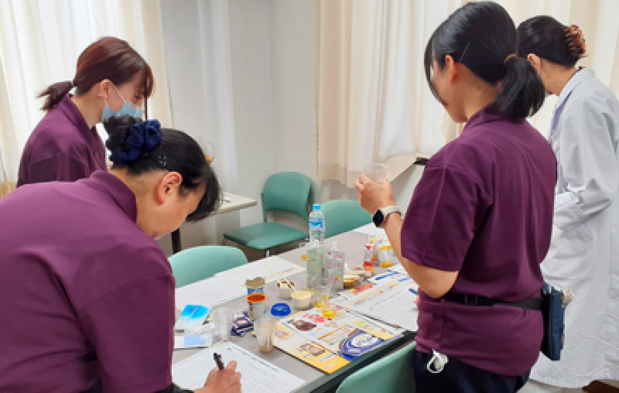 栄養補助食品の試食会の様子