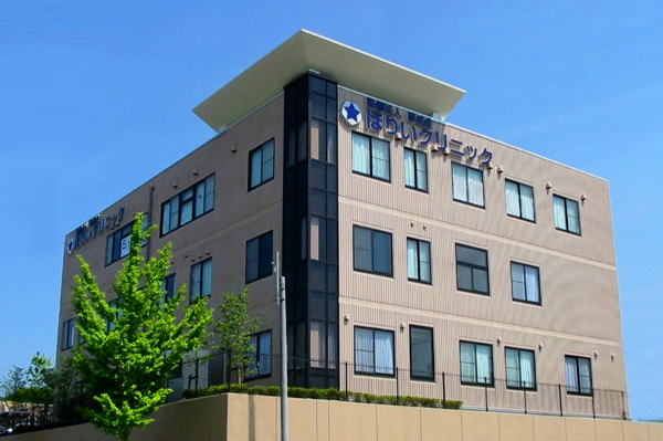 介護施設の建物外観。4階建ての新しい施設で、明るい外壁とガラス窓が特徴。